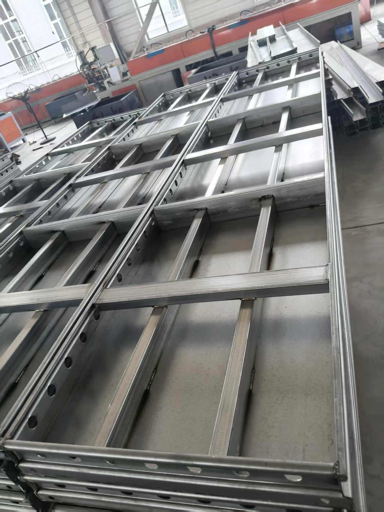 完好由人工搬运和拼装