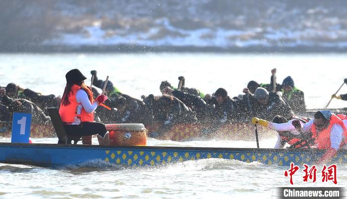 中外龙舟劲旅在松花江冰