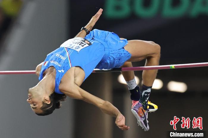 冯彬夺铜牌中国首金亮相世锦赛 美国选手陶萨加