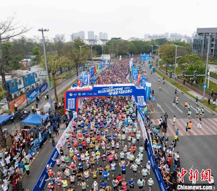 肯尼亚选手Kennedy Muhia在2024东莞松山湖科学城半程