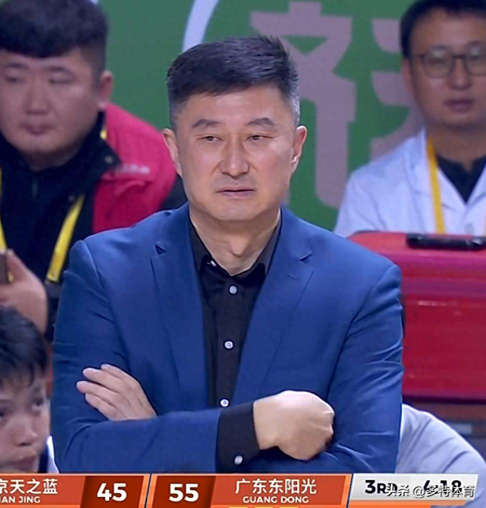 CBA常规赛奖项揭晓 杜锋落选卢伟夺冠 徐昕进步引